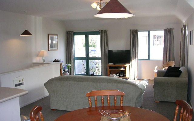 Les Troupes Apartments