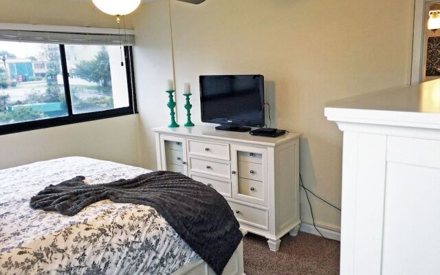 Holiday Towers 206 3 Br condo by RedAwning