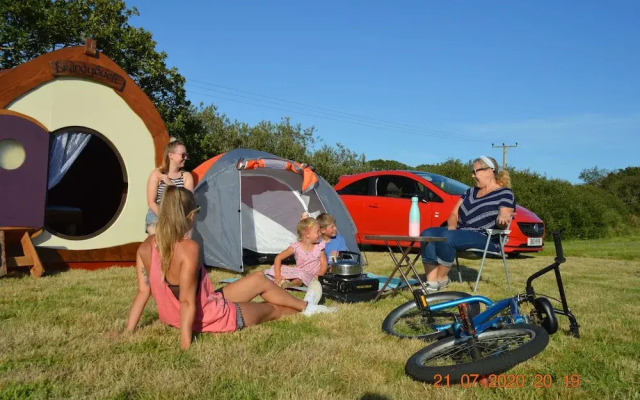 Secluded Meadow, Unique Shire Hut, Perfect Camping