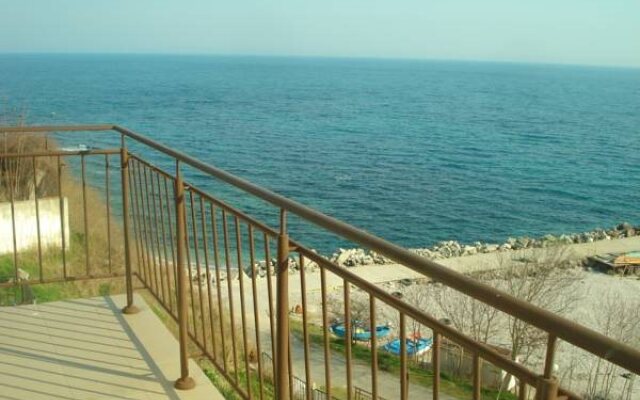 Guest House Ianis Paradise