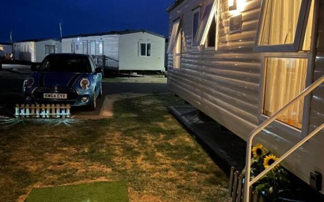 Impeccable 4-bed Caravan in Clacton-on-sea