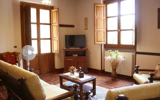 Beautiful private villa with WIFI, private pool, TV, pets allowed and parking, close to Arezzo