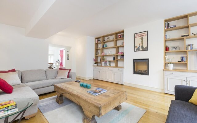 401 Chic and Cosy 2 Bedroom Apartment Just Minutes Away From George Street and Princes Street