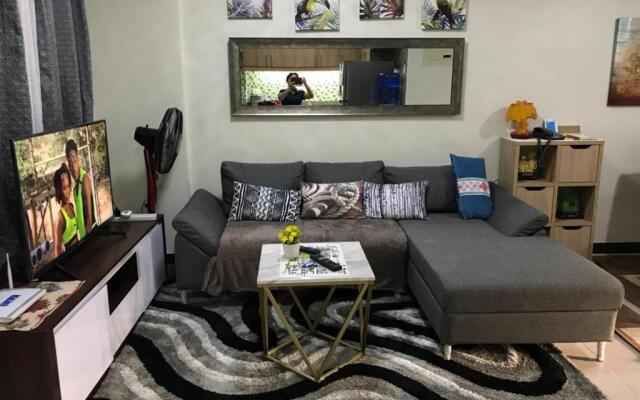 MaRoy Suites at Asteria Residences (Near NAIA with free Parking+Fiber Internet)