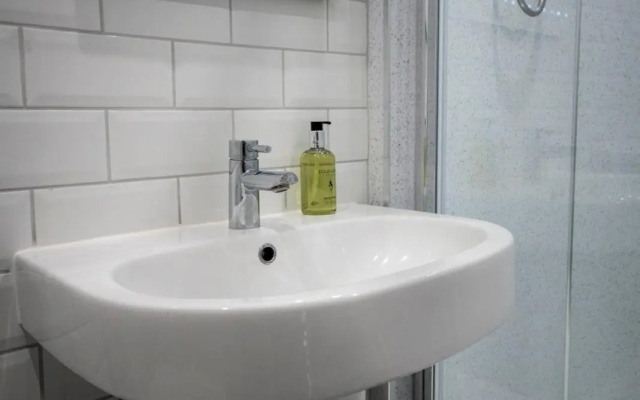 New Superhost Listing: Bright flat nr. University