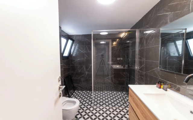 O&O - 2 BR Stylish & Modern Apartment