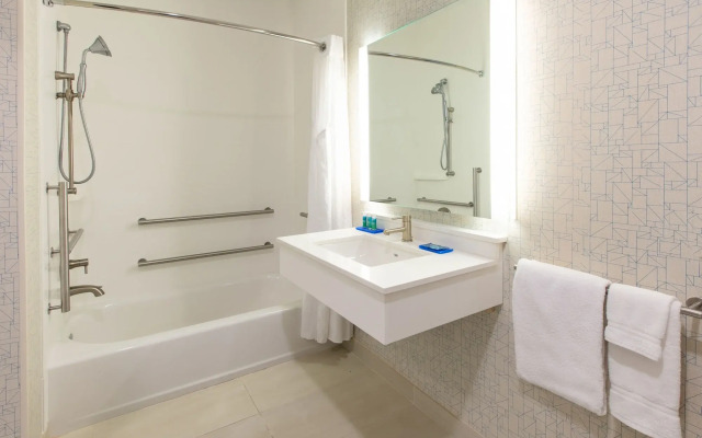 Holiday Inn Express Hotel & Suites Seaside-Convention Center by IHG