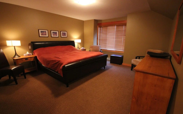 Pinnacle Ridge Chalets by Fernie Lodging