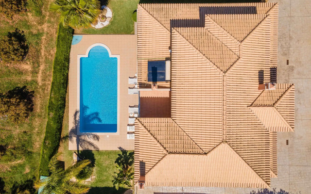 Spacious villa in Albufeira with private pool