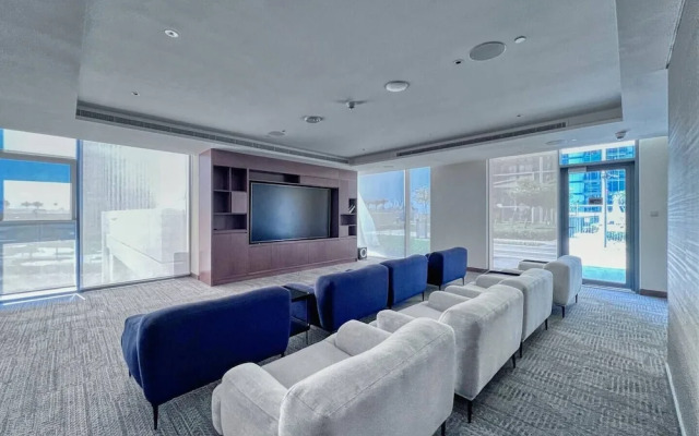 Bright 2BR in top Creek Rise Tower