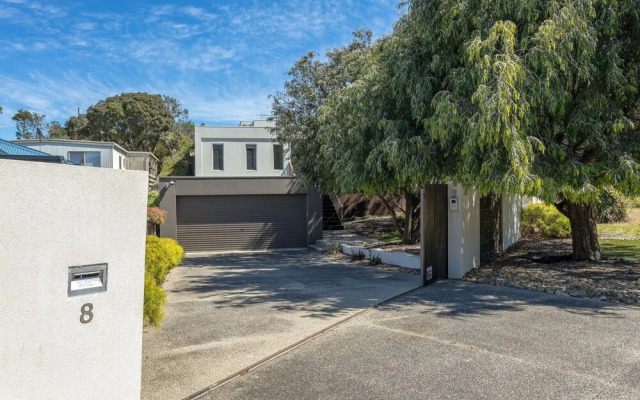 The Sanctuary: Stunning. Hot tub spa + Linen