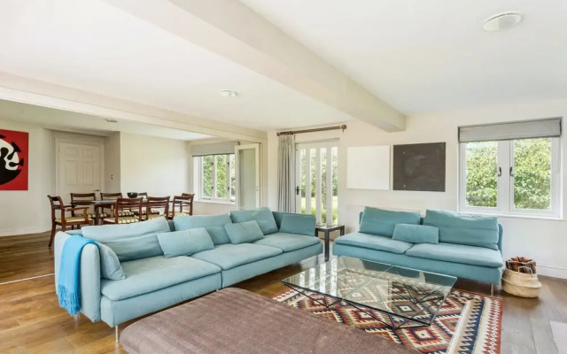 Spacious & Stylish Cotswold Family home