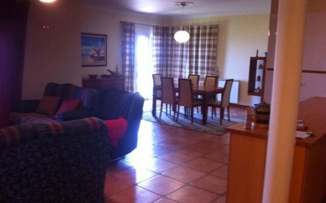 P Delgada 3-bed House, Sleeps 6, Parking & Seaview