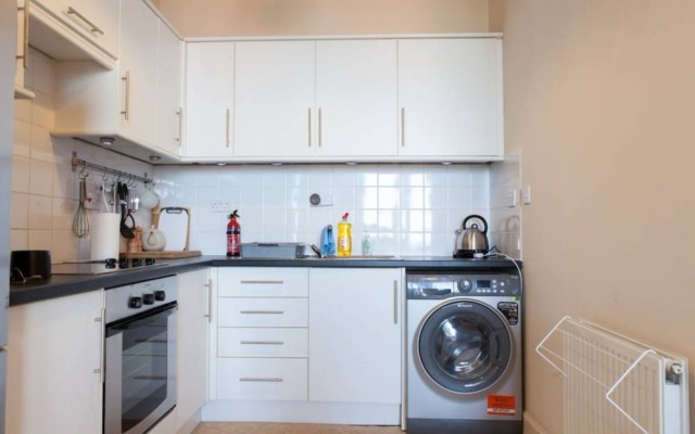 2 Bedroom Flat By The Sea