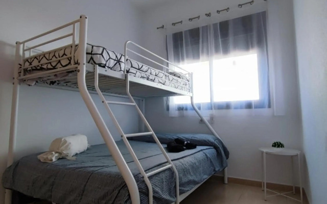 Apartamento con patio, piscina y parking privado