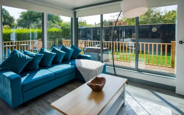 Cedars Lodge - Hot Tub - Penally - Tenby