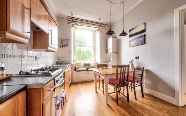 Stylish 2BR Flat Close To Edinburgh City Centre