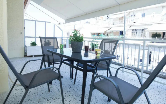Modern 1 Bd Balcony Apt in Kato Patisia