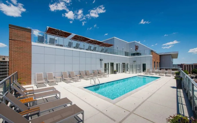 Fantastic Condo at Crystal City With Gym