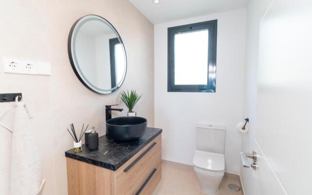 Stunning modern 4 bedroom apartment by the beach