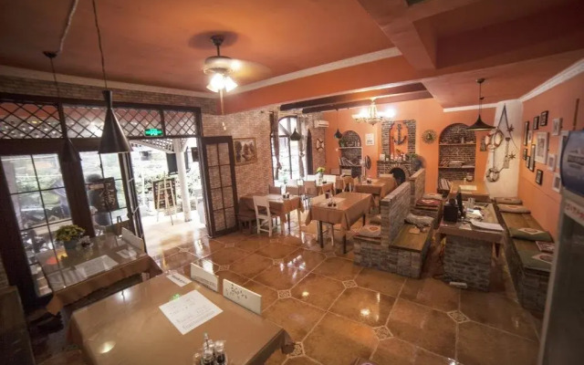 Fenghuang Lelai Yaju Inn