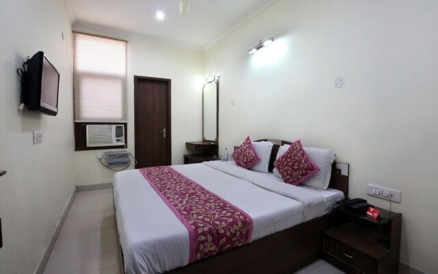 OYO 9056 Hotel Holiday Comfort