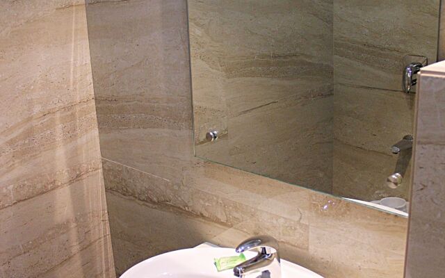 Hotel Taj Heights