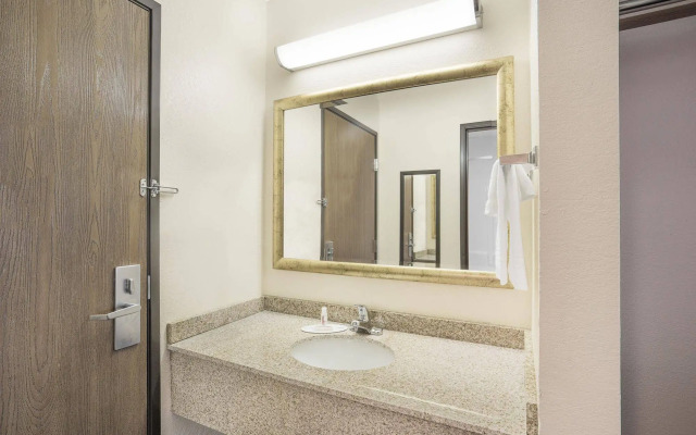 Super 8 by Wyndham Galesburg