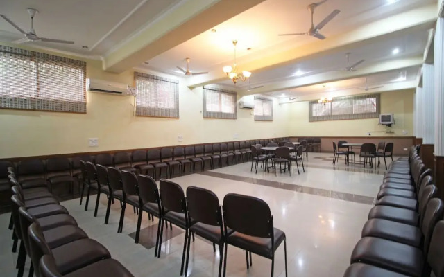 OYO 6977 Hotel Clarks