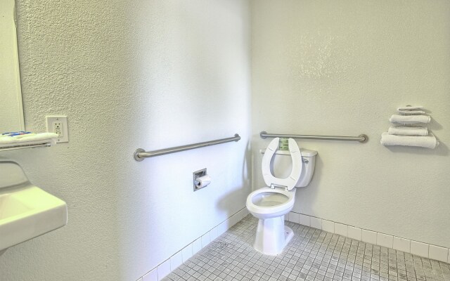 Motel 6-Fresno, CA - Blackstone South