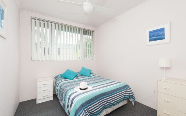 9 Cirrus at Fingal Bay