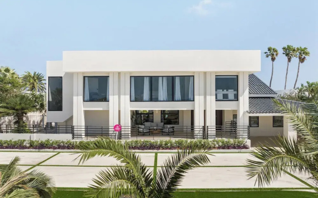 Massive Oceanfront Villa - Spa - Sauna - Gameroom - Malmok!