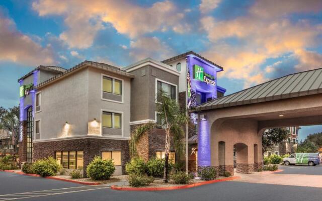 Holiday Inn Express and Suites Phoenix Tempe - University