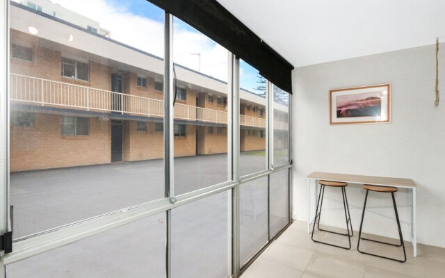 Bright 2 Bedroom Apartment in Burleigh Beach