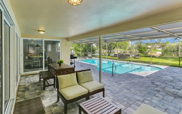 Watersedge - Private & Sanitized, Self Check-in. Perfect for Social Distancing & Working From Home. Private Pool, Pet Friendly. Super-host Support