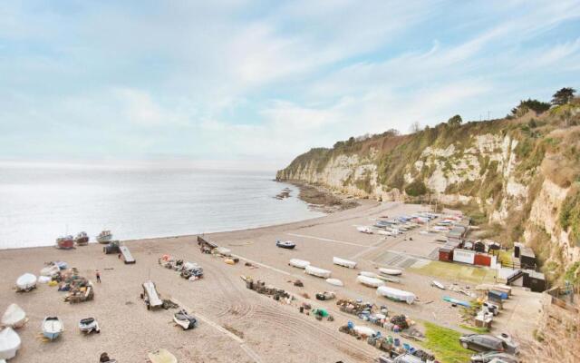 Fantastic 1BD Hideaway, 2 Minutes to the Sea