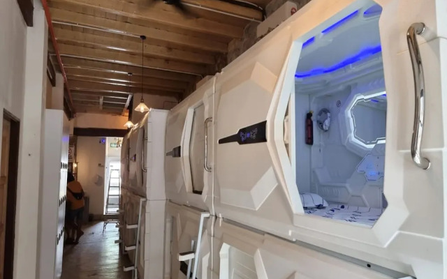 SPOT ON 90746 Vspace Guesthouse & Cafe