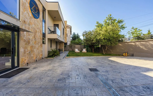 Zoe's Villa 201