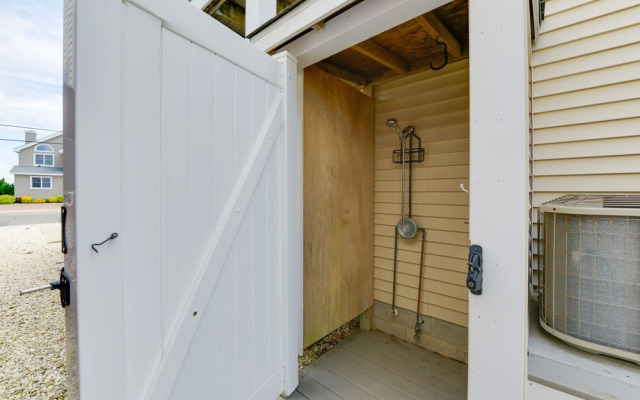 Avalon Vacation Rental w/ Porch & Grill!