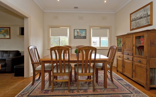 Red Brick Beauty - Central Cottage – Guest Rooms – Albury