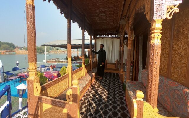 Goona palace houseboats