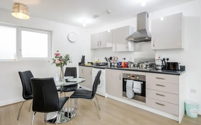 Impeccable 2-bed Apartment in Romford
