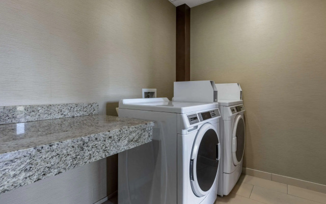 Comfort Suites Bridgeport - Clarksburg