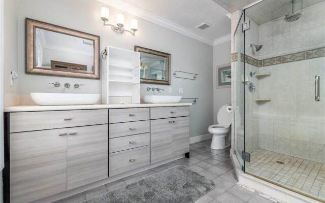 Beachfront Sapphire - Six Bedroom Home