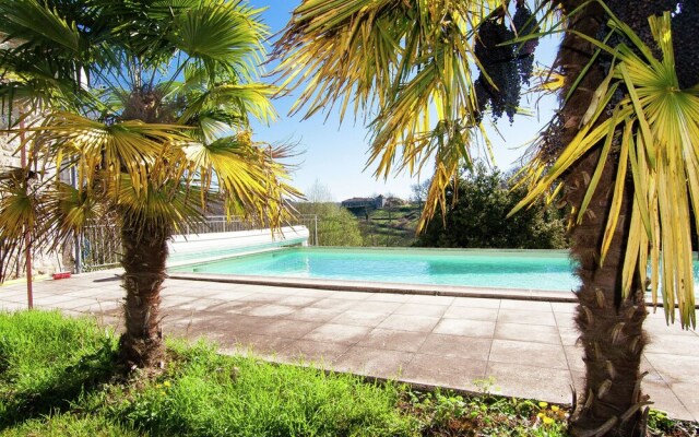 Warm Mansion with Swimming Pool in Sigoules France
