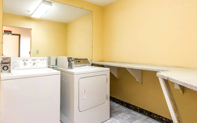 Econo Lodge & Suites