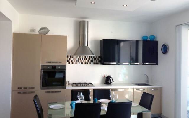 Luxury Seafront Apartment With Pool