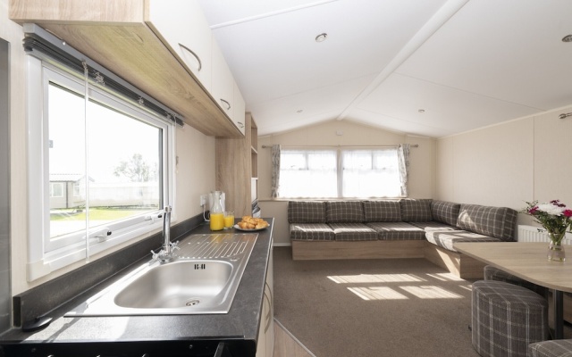 Suncrest Caravan by Belvilla