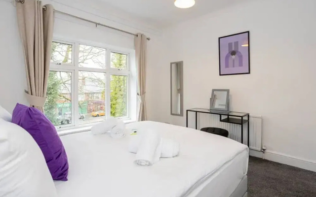 Spacious House With Parking Near Heaton Park