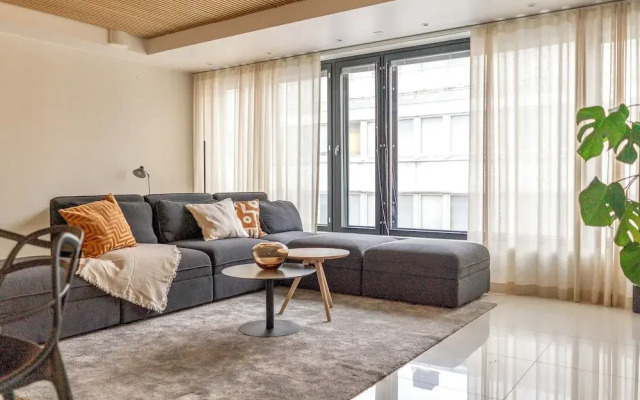 Luxurious 3-Br Apt with Balcony